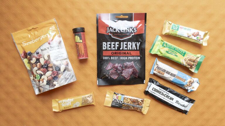 Trekkingnahrung fürs Mittagessen - Riegel, Nüsse und Isotonische Brausetabletten