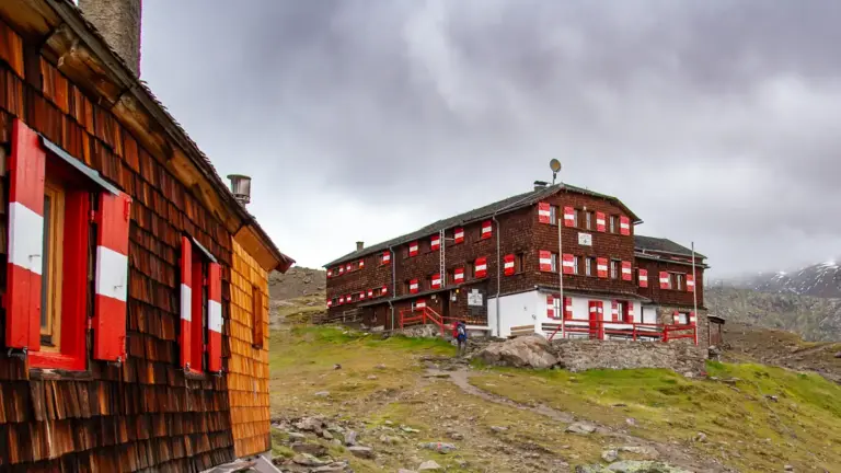 Vernagthütte (2755 m) Die Vernagthütte bei dichten dunklen Wolken während Dauerregen