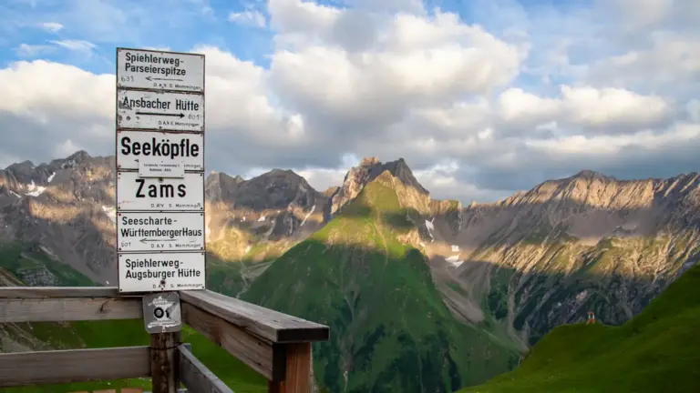 Wegweiser an der Memminger Hütte Wegweiser an der Memminger Hütte mit den Lechtaler Bergen im Hintergrund
