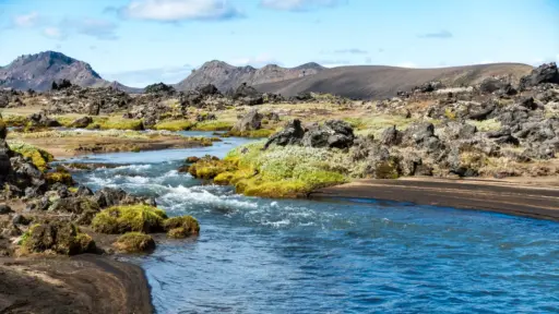 Furt beim Trekking: Flussdurchquerung auf dem Hellismannaleið in Island Furt auf der Hellismannaleið im isländischen Hochland – typische Flussdurchquerung beim Trekking.