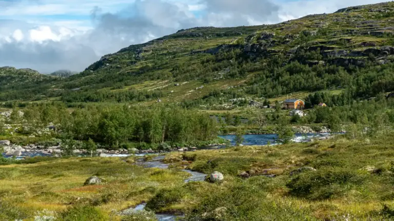 Hedlo Turisthytte in Flusslandschaft des Veig die gelbe Hedlo Turisthytte in weiter Flusslandschaft des Flusses Veig