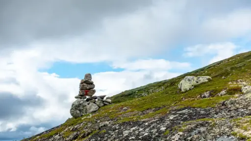 Steinmaennchen-Hardangervidda Steinmännchen mit rotem "T" als Wegmarkierung in der Hardangervidda