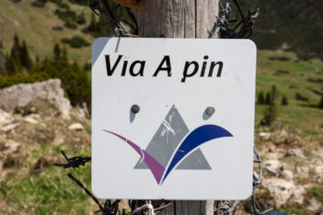 Via-Alpina-Violett Schild