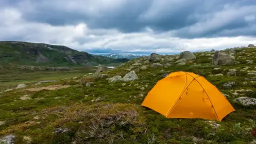 Zelten bei Hadlaskard gelbes Zelt (Big Sky Chinook 1P) in der Landschaft der Hardangervidda