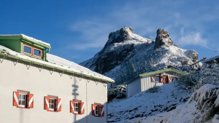 Stripsenjochhaus Stripsenjoch-Haus bei leichtem Neuschnee
