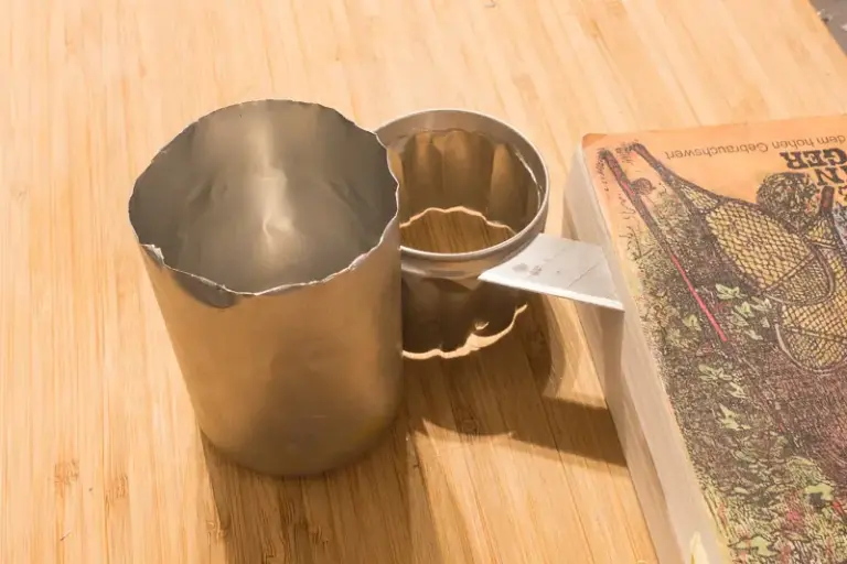 Dosenkocher-Boden auf Höhe des "Knicks" des Deckels trennen