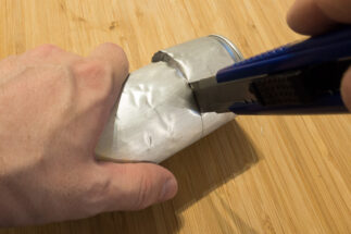 Dose mit dem Cutter-Messer trennen