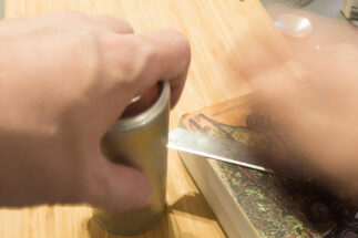 Dose mit dem Cutter-Messer auf Höhenanschlag trennen