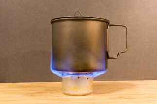Wenn der Kocher warm ist schlagen die Flammen am Topf vorbei