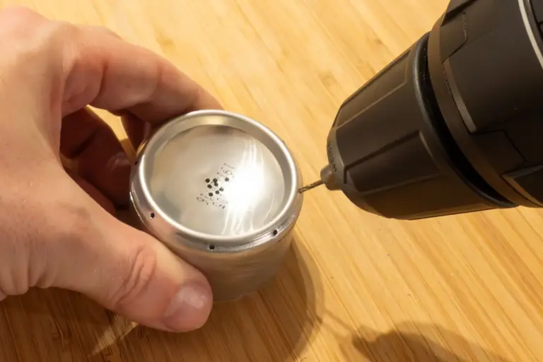 Bohren der Brennerdüsen des Penny-Stove Bohren der Brennerdüsen (geht auch mit Pinnadel)