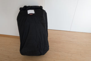 Rucksack in Transporthülle (Flighcover) verpackt