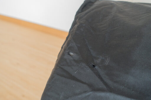Rucksackhülle-Beschädigungen Löcher in der Transporthülle statt im Rucksack.