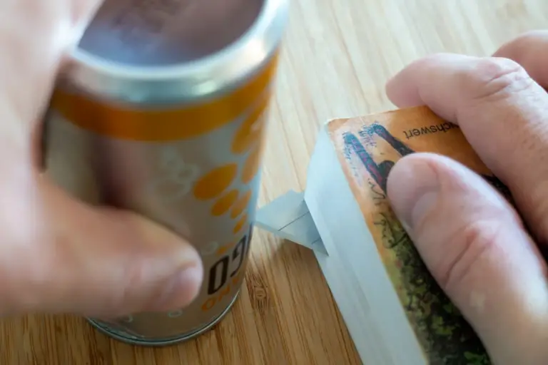 Abtrennen des Dosenbodens für den Capillary-Stove Abtrennen des Dosenbodens - drehen der Dose entlang einer Cutter-Klinge die zwischen Buchseiten auf der richtigen Höhe eingeklemmt ist)