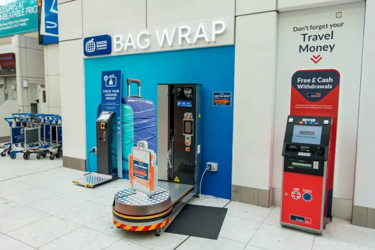 Gepäck-Wrapping-Station am Flughafen Glasgow