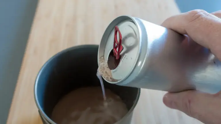 geschliffene Dose leeren Ausgießen einer abgeschliffenen Dose in der Vorbereitung für den Bau eines Dosenkochers