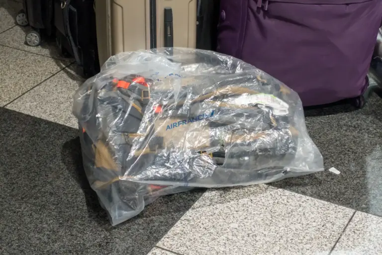 Rucksack in transparentem Plastik-Transportsack mit der Aufschrift "AirFrance"