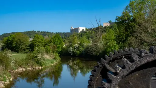 Willibaldsburg vom Wehr Rebdorf aus Die Willibaldsburg im Hintergurnd, im Vordergrund große Zahnräder der Staustufe Rebdorf