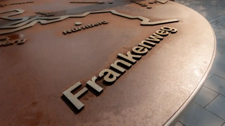 Bronzetafal am Ausgangspunkt des Frankenwegs in Blankenstein