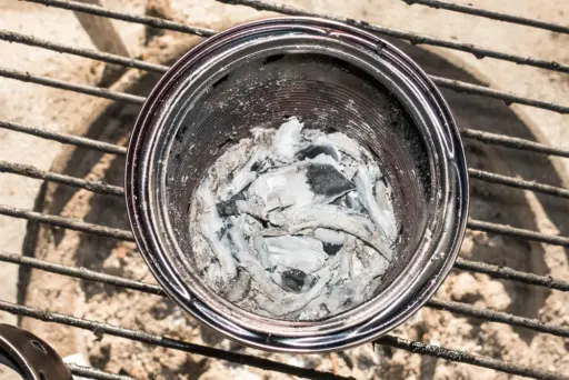 Asche im Holzvergaser-Kocher gute Verbrennung = wenig Asche