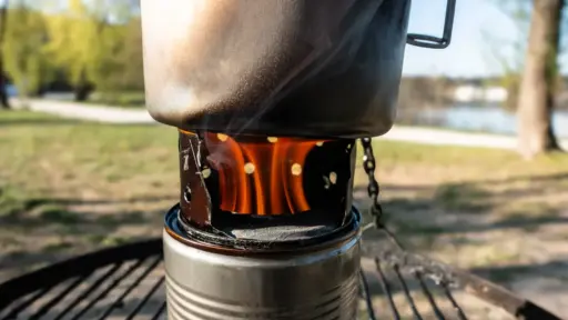 Holzvergaser-Kocher Holzvergaser-Kocher mit Topfstand und klar brennender Flamme ohne Rauch