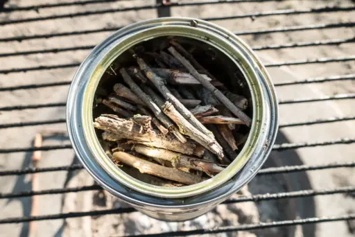 Holzvergaser-Kocher Fuellung Holzvergaser-Kocher-Erstbefüllung mit Kleinholz