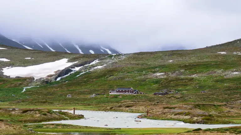 DNT-Hütte Glitterheim in weiter Landschaft in Jotunheimen