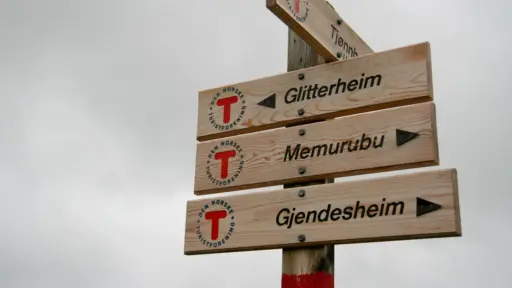 Neue DNT-Wegweiser im Jotunheimen-Nationalpark Neue Holzwegweiser des DNT im Jotunheimen-Nationalpark in Norwegen zeigen die Richtungen der Wanderwege.