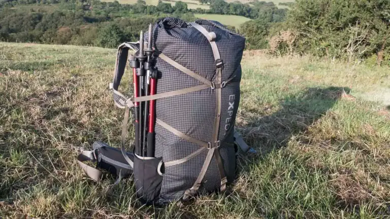 Exped Lightning 60 Exped Lightning 60 auf einer Tour, gepackt auf einer Wiese stehend