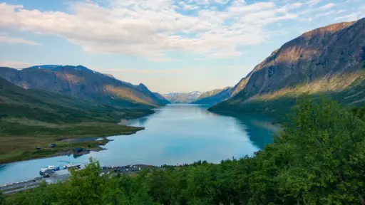 Gjendesee im Jotunheimen-Nationalpark in Norwegen Blick auf den Gjendesee im Jotunheimen-Nationalpark in Norwegen – Ausgangspunkt vieler Trekkingtouren und der Besseggen-Wanderung