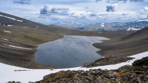 Tjønnholtjønne im Jotunheimen-Nationalpark – Blick von oben Blick von oben auf den See Tjønnholtjønne im Jotunheimen-Nationalpark, die aufgewühlte Wasseroberfläche zeigt den starken Wind.