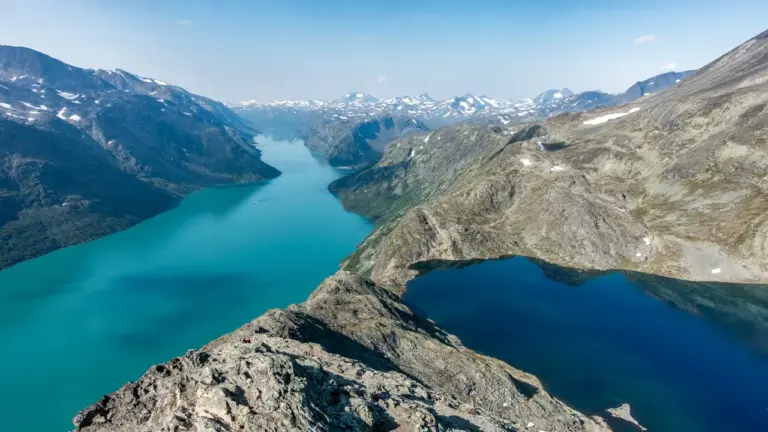 Trekking in Jotunheimen: Blick auf den Besseggen-Grat zwischen dem tiefblauen Bessvatnet und dem smaragdgrünen Gjende-See.