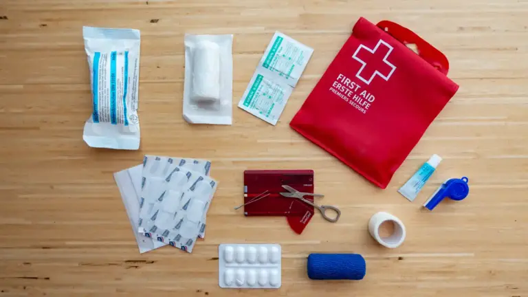 Inhalt Erste-Hilfe-Set fürs Wandern und Trekking Inalt Erste-Hilfe Set Wandern, Trekking und Outdoor: Desinfektionspads, Swiss-Card, Mullbinde, Tape, Pflaster etc.