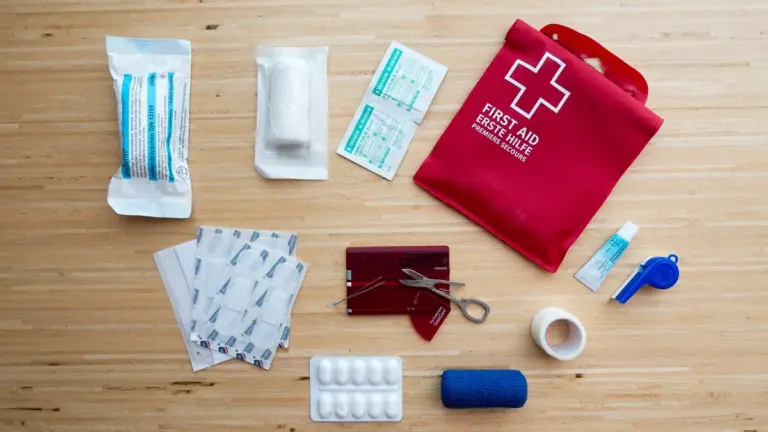 Erste-Hilfe-Set zum Wandern Erste-Hilfe-Set zum Wandern: Übersicht der wichtigsten Inhalte wie Desinfektion, Verbandszeug, Pflaster und Swiss-Tool.
