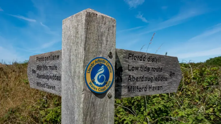 Gezeiten-Wegweiser bei Milford Haven Gezeiten-Wegweiser bei Milford Haven - je nach Tide gibt es zwei Routen mit 6 Meilen Untersschied in der Weglänge
