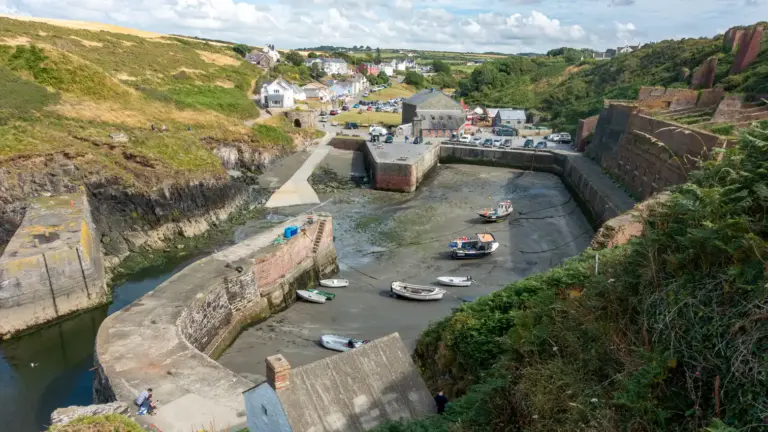 Hafen von Porthgain Hafen von Porthgain bei Niedrigwasser (Boote liegen auf dem Trockenen)