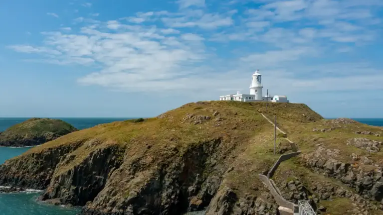 Leuchtturm "Strumble-Head" der weiße Leuchtturm "Strumble-Head" bei blauem Himmel mit Schäfchenwolken