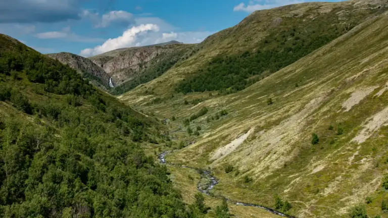 Fallfossen zwischen Rondane und Dovre Der Fallfossen mit malerischem Flusstal