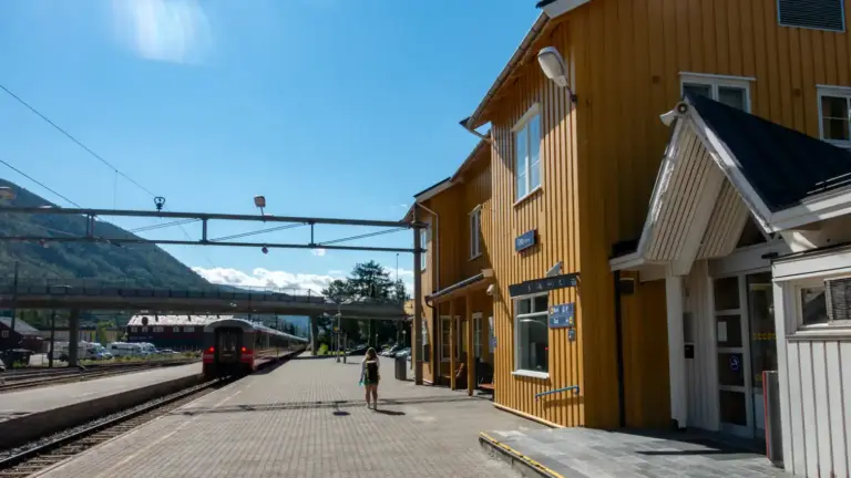 Bahnhof Otta Der alte Teil des Bahnhofs in Otta mit Gleisen - ein wunderschönes in ockergelb gestrrichenes Holzhaus
