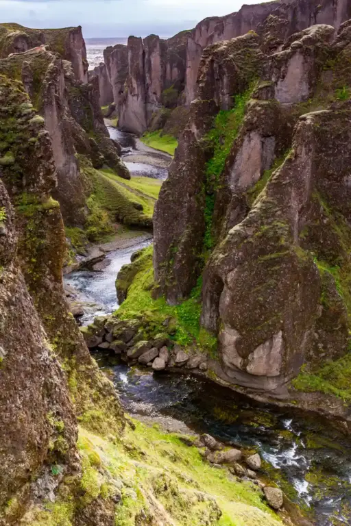 Flusslauf in der Fjaðrárgljúfur-Schlucht Flusslauf in der Fjaðrárgljúfur-Schlucht