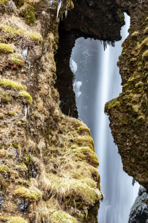 Gljúfrabúi Gljúfrabúi, durch die davor liegenden Felsen gesehen