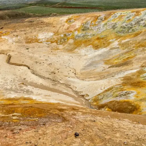 geothermisches Gebiet am Vulkankrater Viti geothermisches Gebiet mit Schwefelablagerungen und Bach