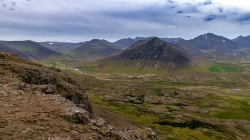 Hochlandlandschaft am Sandafell Karge Brglandschaft und weite Täler in den Westfjorden in Island, hier vom Sandafell aus gesehen