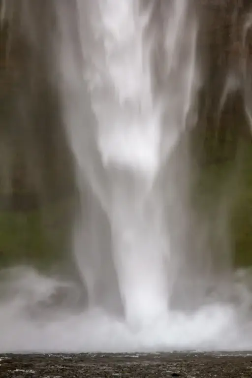 Wasserschleier des Seljalandsfoss Wasserschleier des Seljalandsfoss in Nahaufnahme