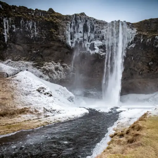 Seljalandsfoss im Winter Gesamtansicht des Seljalandsfoss mit Bach im Winter. Rundrum Einskristalle