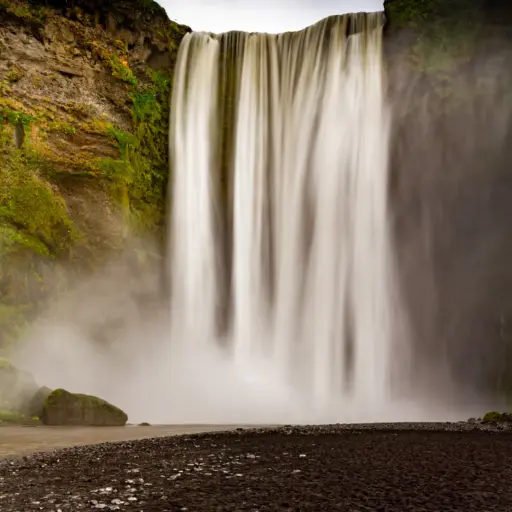 Skogafoss-Wasserfall Skogafoss in Langzeitbelichtung