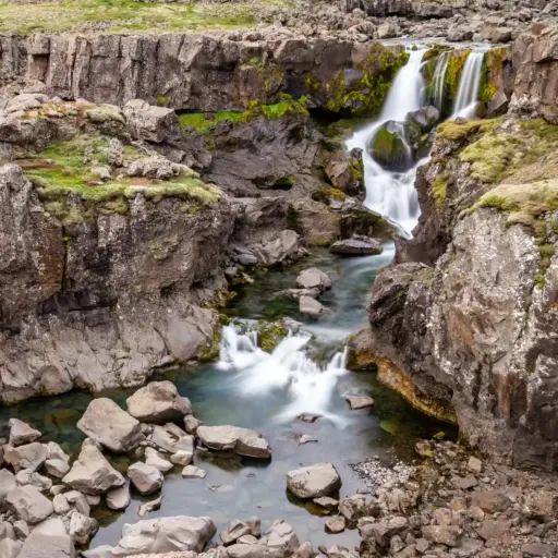 Sveinsstekksfoss (auch: Nykurhylsfoss oder Fossárfoss Sveinsstekksfoss