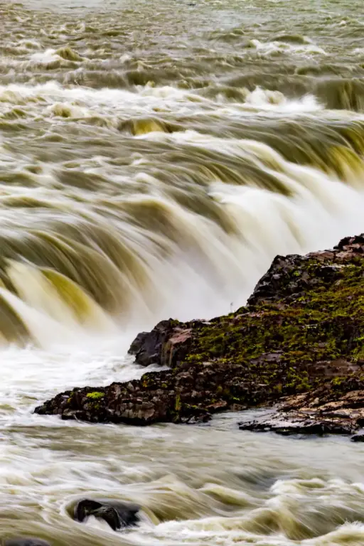 Urridafoss Detailaufnahme der schmalen Schlucht innerhalb des Wasserfalls.
