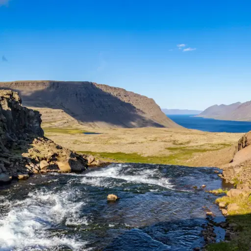 Fluss- und Fjordblick in den Westfjorden Blick über Fluss in die Westfjorde