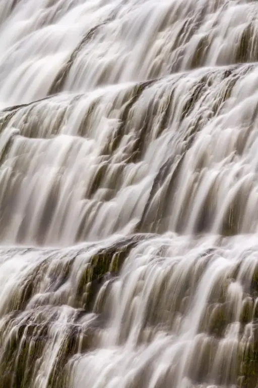 Dynjandi Wasserfall Detail: Fließendes Wasser auf Felsstufen Detailansicht der stufenartigen Kaskaden des Dynjandi Wasserfalls in Island.