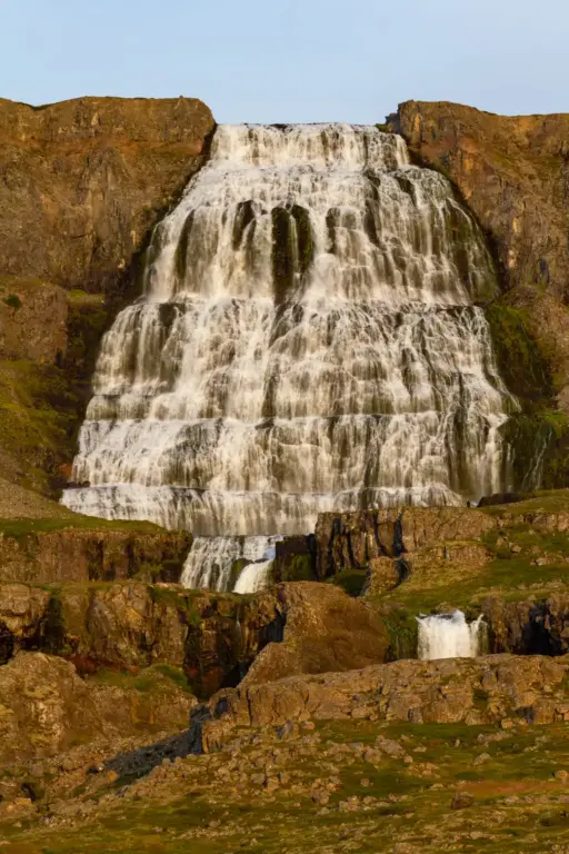 Dynjandi Wasserfall Totalansicht – Das Juwel der Westfjorde Die gesamte Front des Dynjandi Wasserfalls, der sich trapezförmig über die Felswand ergießt.